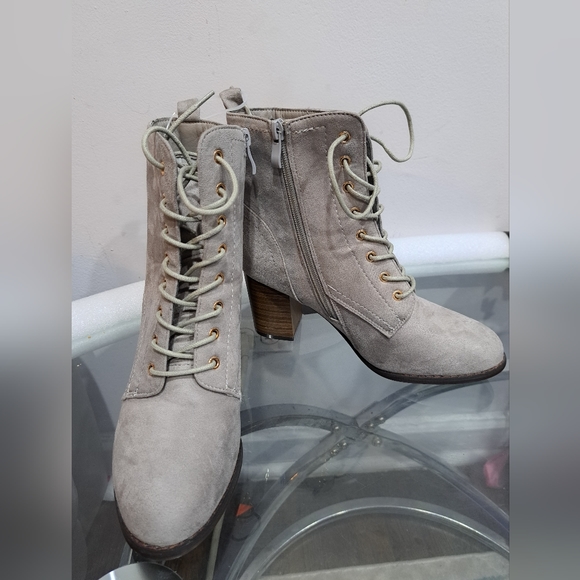 Tru Comfortfoam Shoes - Tru Comfortfoam, NWOT, Boots, Size 9, Color Gray, Brown.